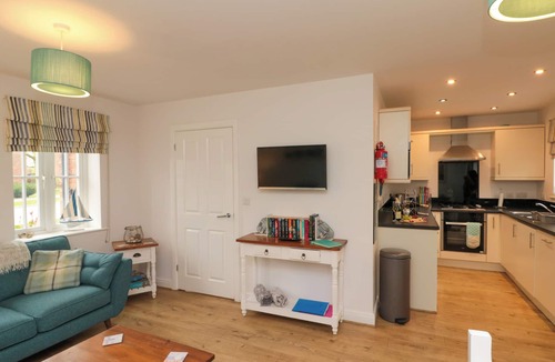 Filey Cottage | DOTTY'S SUNSHINE COTTAGE, pet friendly, with pool in Filey