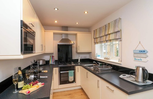 Filey Cottage | DOTTY'S SUNSHINE COTTAGE, pet friendly, with pool in Filey