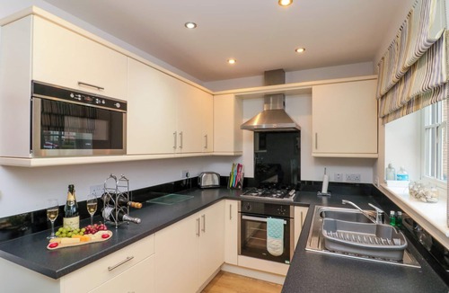 Filey Cottage | DOTTY'S SUNSHINE COTTAGE, pet friendly, with pool in Filey