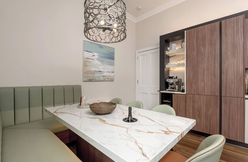 Old Town Apartment | Dramatic view of Edinburgh Castle, Luxury 5 star in the City Centre, Princes Street Gardens
