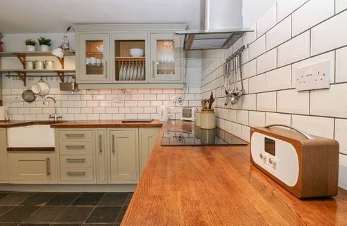 Falkland Cottage | DUNIRA, pet friendly, character holiday cottage in Falkland