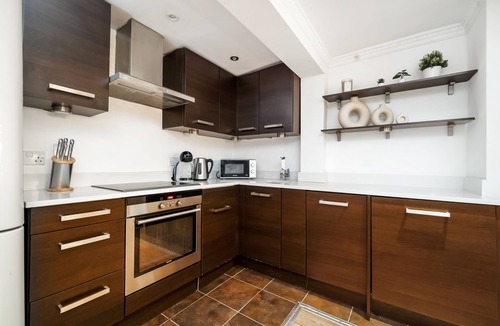 Kennington Apartment | Elegant 2BR 2BA with Patio close to Waterloo