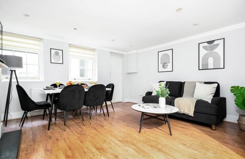 Kennington Apartment | Elegant 2BR 2BA with Patio close to Waterloo