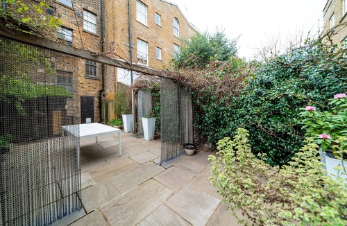 Kennington Apartment | Elegant 2BR 2BA with Patio in Kennington