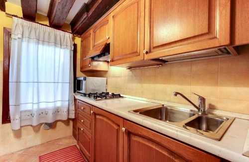 Castello Apartment | Elegante con una camera da letto vicinissimo a Via Garibaldi