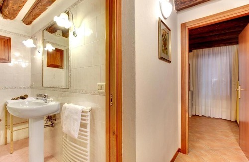 Castello Apartment | Elegante con una camera da letto vicinissimo a Via Garibaldi