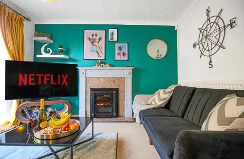 Knowle Sands House | Emerald House - Prime Location - Driveway Parking, Pool Table, Fast Wifi, Self Check-In and Sky TV by Yoko Property