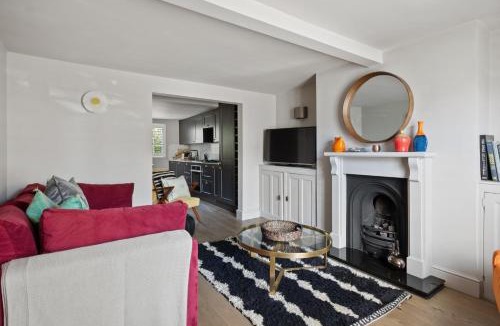 New Forest District House | Enchanting 3BR House in Lymington with Garden