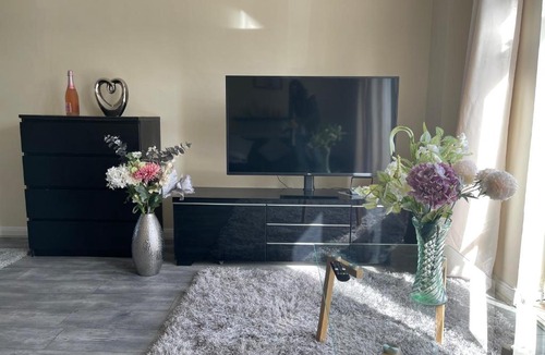 Highams Park Apartment | Enjoy lovely 4 bed Apartment with garden