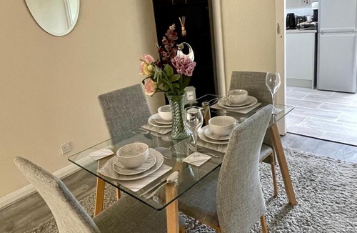 Highams Park Apartment | Enjoy lovely 4 bed Apartment with garden