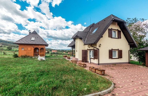 Mackat House | Ethno Cottage Overlooking The Mountains