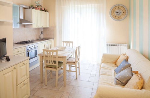Diano Marina Apartment | Evelyn - cozy, for 5, in town centre, 500 metres from the beach, with parking