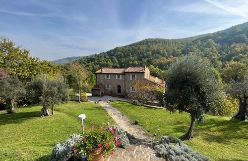 Lisciano Niccone Villa | Exquisitely restored pool villa, spacious, v.private yet steps frm local village