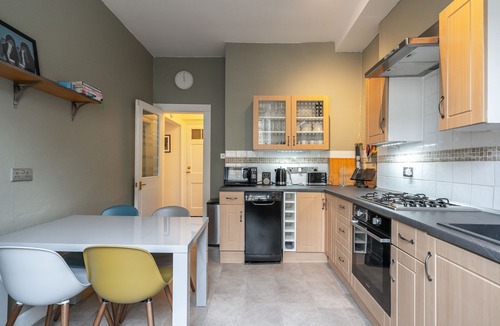 Newington Apartment | Fabulous two-bedroom apartment located in the heart of the city. Sleeps 4.