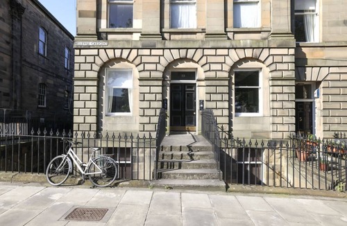 New Town Apartment | Fantastic New Town Flat with Shared Garden