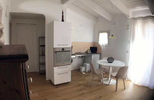 Ostra Other | Farmhouse - APIS IN TABULA - Nestled in the tranquility of the rolling hills.