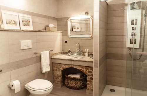 Gassino Torinese Bed & Breakfast | Fireplace Suite - country chic with heated hot tub in the garden