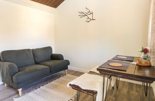Aldermaston Wharf Apartment | FLAMENCO - NO. 7, pet friendly, with a garden in Goring-On-Thames
