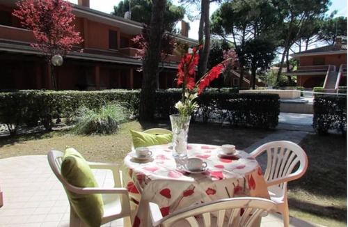 Bibione Apartment | Flat in a poolside residence-Beahost