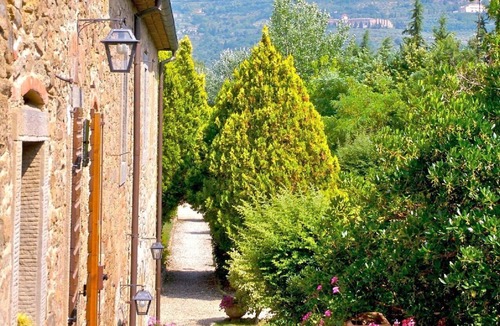 Il Borgo Apartment | Flat in Cortona with Pool, Wifi, A/C, Alexa, 4 People