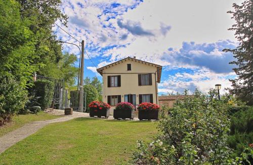 Arcevia Apartment | Flat in Piticchio with Scenic Views & Pool