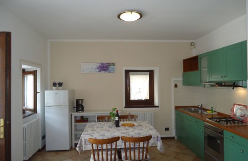Idro Apartment | for 3-4 people, only 200m to the lake/beach, with garden, grill
