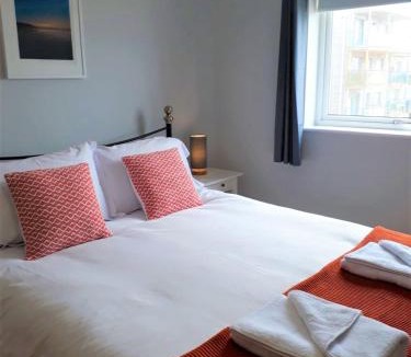 Newquay Apartment | For the Shore, Fistral Beach Newquay - 2 Bed 2 bath - Private Parking with garage for 2 vehicles