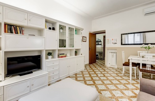 Testaccio Apartment | FREE WIFI Comfortable apartment overlooking the Anfore Fountain.