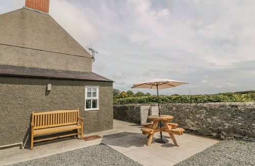 Llanfaethlu Cottage | GLASFRYN, pet friendly, with open fire in Llanfaethlu