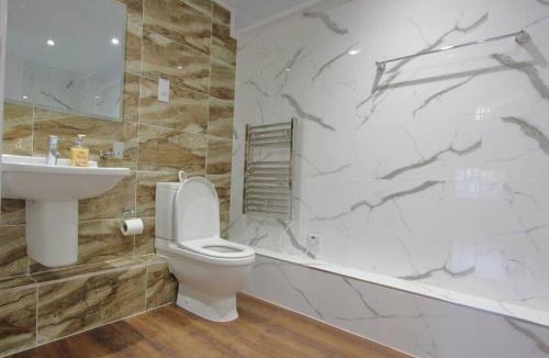 Reading City Centre Apartment | Gorgeous 2 Bed 2 Bath Flat and Parking by CozyNest