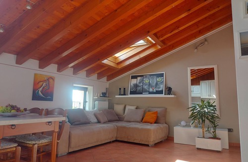 Caprino Veronese House | Graziosa Mansarda in Corte Privata