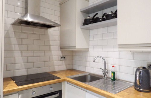 Gorgie Apartment | Ground floor flat with patio and hot tub near Murrayfield Stadium