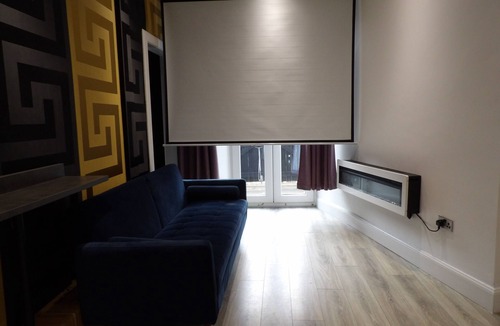 Gorgie Apartment | Ground floor flat with patio and hot tub near Murrayfield Stadium