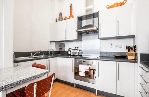 Islington Apartment | GuestReady - Bright 1BR Home near Arsenal Stadium wBalcony