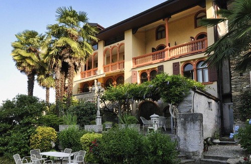 Montegrino Valtravaglia House | Handsome villa with magnificent garden and large pool