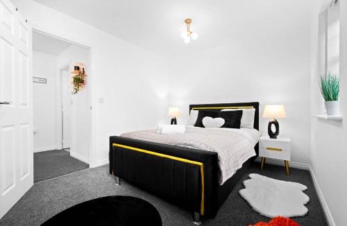 Tipton House | Harmony House 3 Bedroom New Build for Families, Contractors, Black Country Museum Sleeps 6