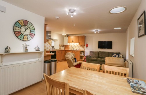 Pittenweem Apartment | HAYLOFT, character holiday cottage, with a garden in Pittenweem