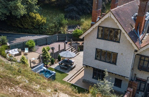 Folkestone House | Hockley House by Bloom Stays - Ideal for family groups, and groups of friends
