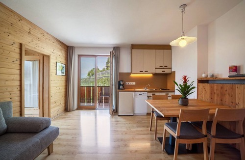 Laces Apartment | Holiday Apartment "Langstein Lavendel" with Mountain View, Balcony & Wi-Fi
