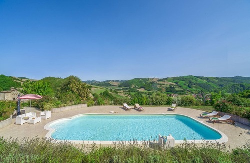Belforte allʼIsauro Apartment | Holiday Home in Belforte with Pool