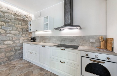 Soiano del Lago House | Holiday Home 'Abaye 3 Chianti Charm' with Lake View, Wi-Fi and Air Conditioning