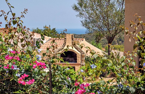 Tiriddo House | Holiday Home "Affitti brevi Tiriddò" with Sea View, Shared Pool and Private Terrace