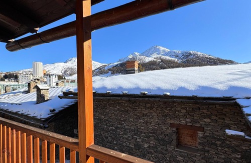 Sestriere House | Holiday Home 'Baita Plagnol Sestriere Ski Slopes' with Mountain View and Balcony