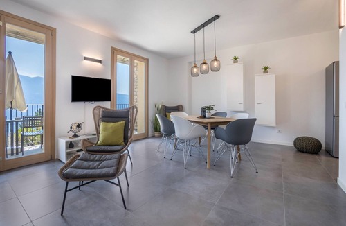 Aer House | Holiday Home Casa Panoramica with Lake View, Shared Pool & Wi-Fi