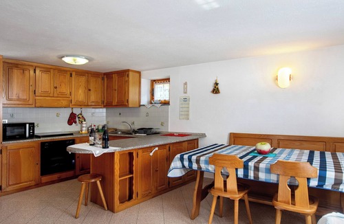 Verrayes House | Holiday Home 'Casa Vacanza Menfrey' with Mountain View, Private Garden and Balcony