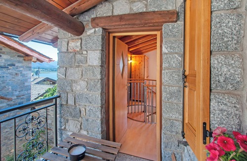 Verceia House | Holiday Home Il ciliegio sul lago with Lake View, Terrace & Garden