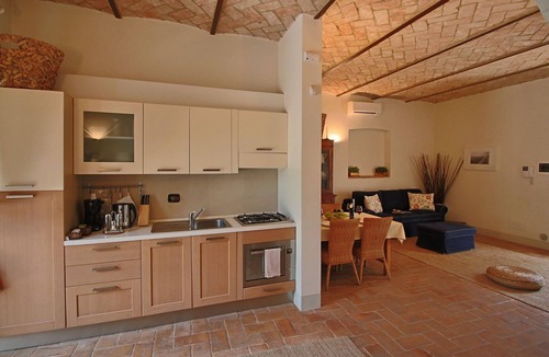 Foligno House | Holiday Home Foligno with Pool and Garden
