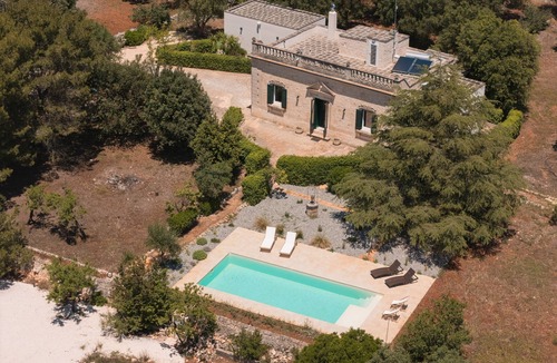 Fumarola House | Holiday Home 'New Villa Vittoria with Privatepool' with Private Pool, Wi-Fi and Air Conditioning