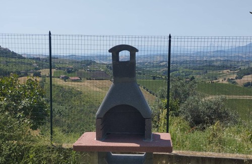 Offida House | Holiday Home 'Palme e Vigne' with Private Terrace, Shared Garden and Wi-Fi