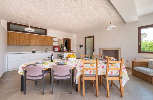 Torre degli Ulivi House | Holiday Home 'Villa Eleonora Residence App To 4' with Shared Pool, Wi-Fi
